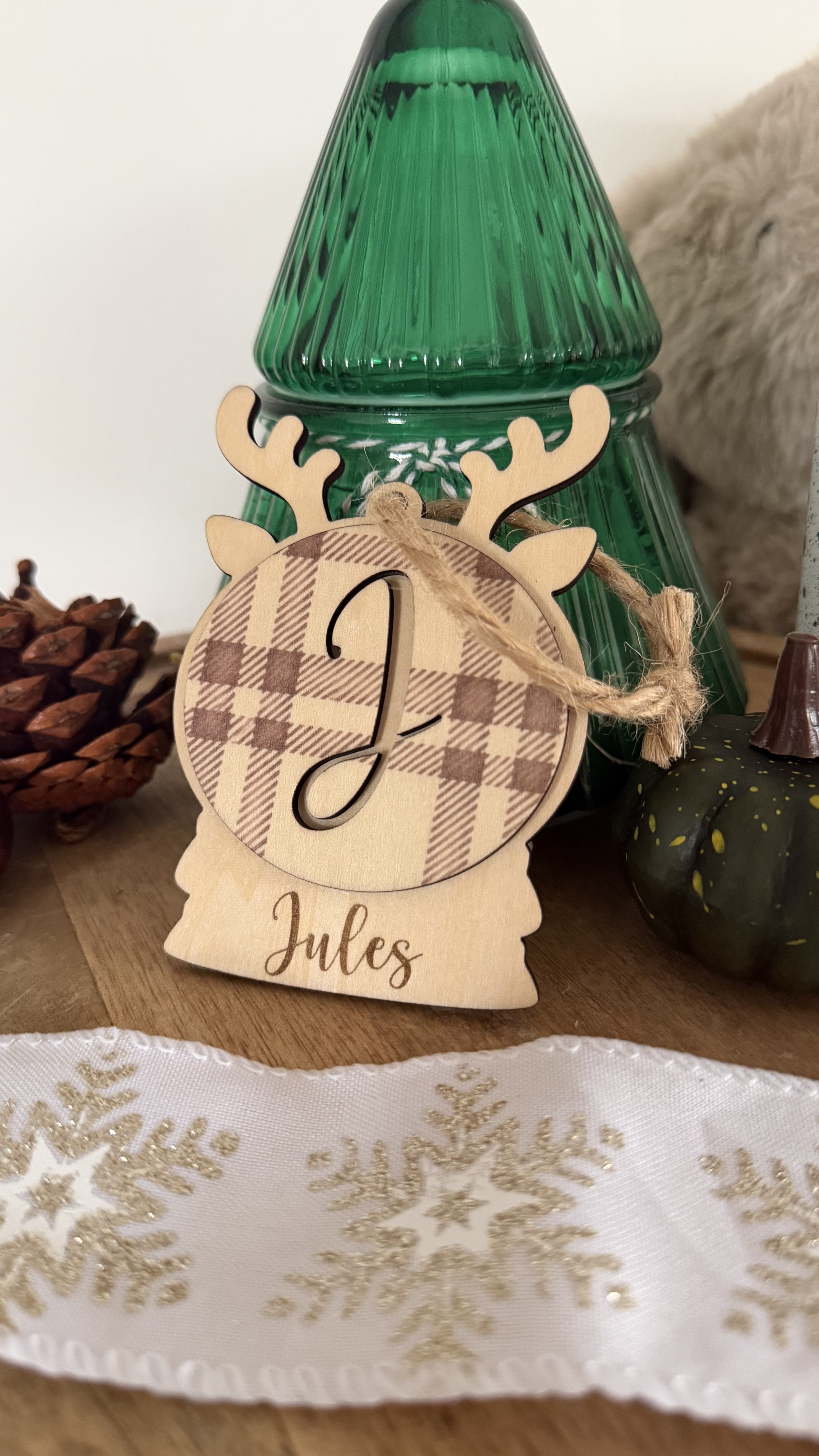 Boule de Noël personnalisée en bois avec prénom pour enfant